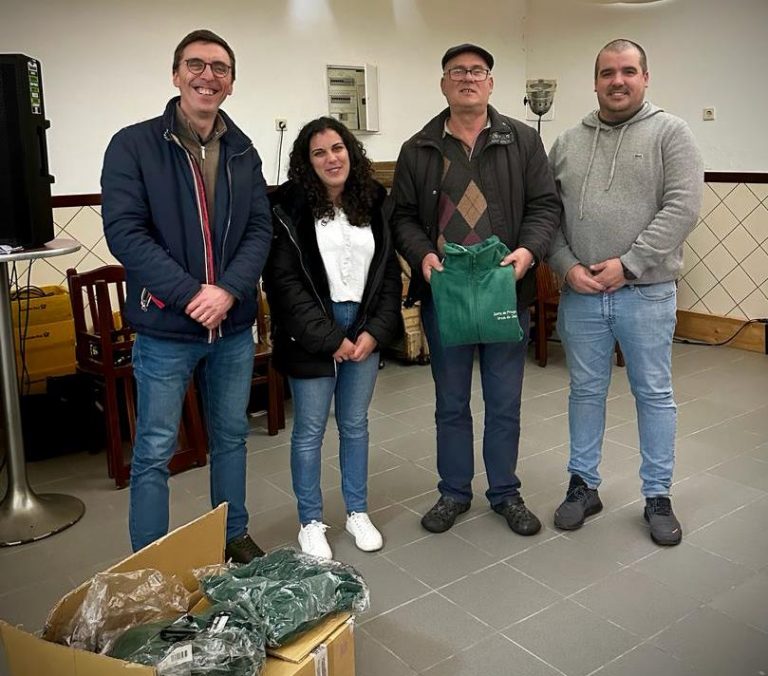 Junta de freguesia entrega casacos polares à Associação de Raíz do Monte